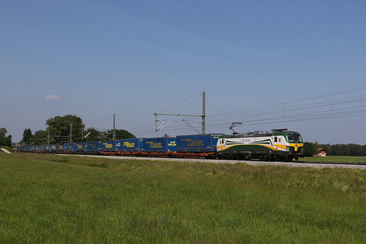 471 004 war am 9. Juni 2021 mit dem  WALTER-KLV  bei �bersee am Chiemsee in Richtung Freilassing unterwegs.