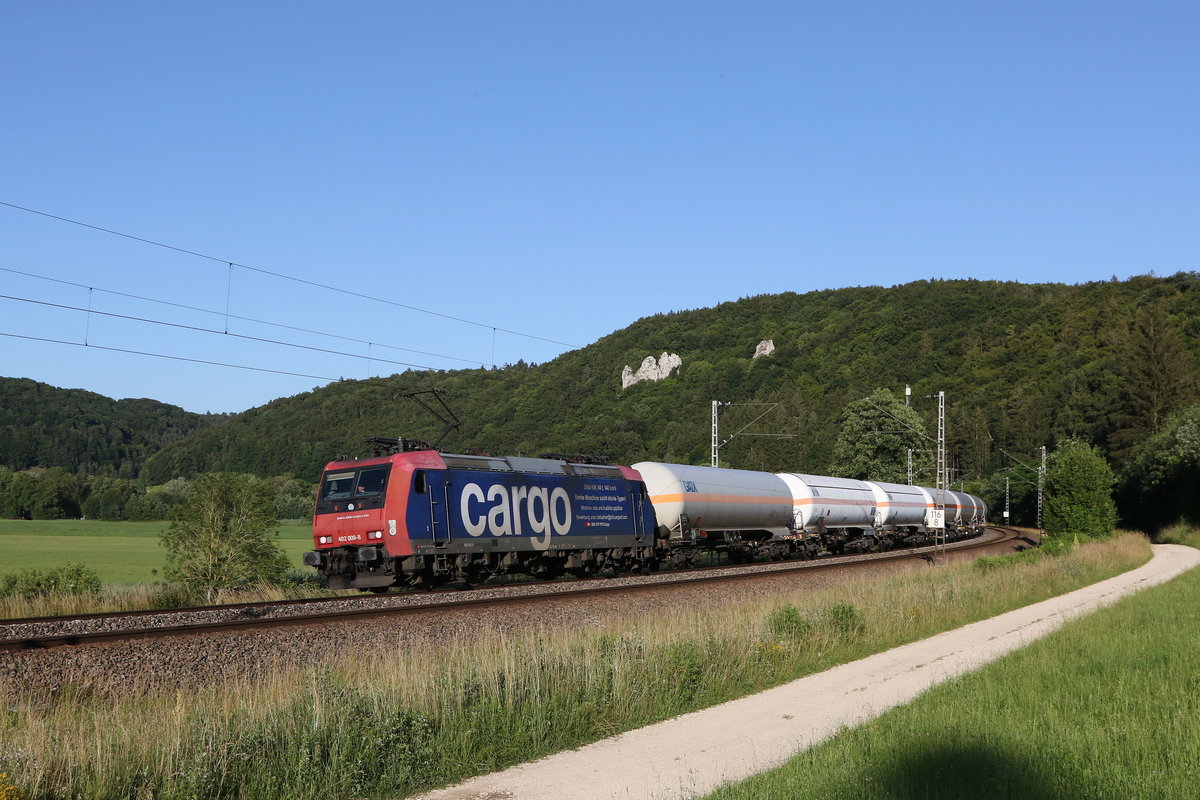 482 009 mit einem Kesselwagenzug aus Ingolstadt kommend am 30. Juni 2020 bei Dollnstein im Altm�hltal.