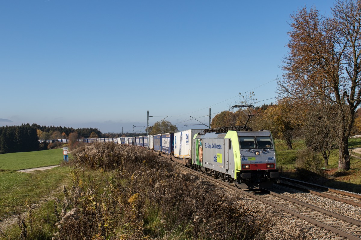 486 507 war mit dem  Inter-Kombi -Zug am 31. Oktober 2015 bei Grabenst�tt in Richtung Salzburg unterwegs.