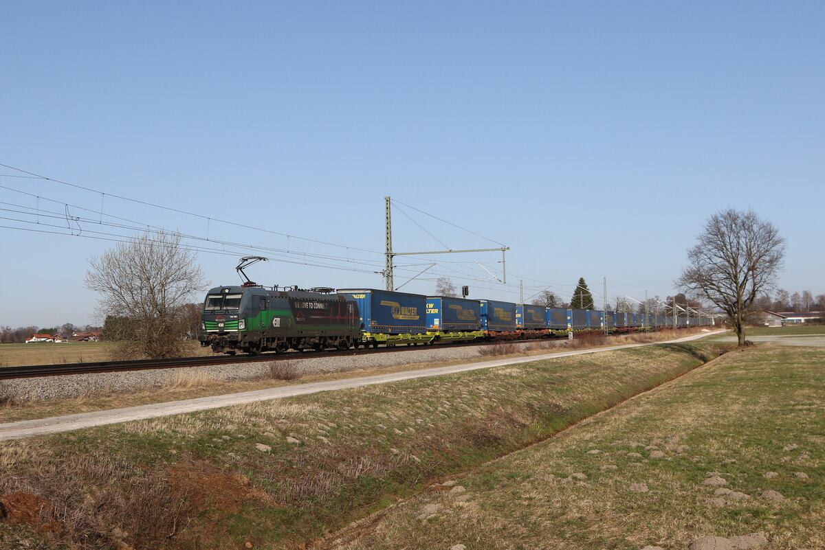 6193 252  We Love to Connect  von  TX Logistik  war mit einem  WALTER-KLV  am 6. M�rz 2026 bei �bersee am Chiemsee in Richtung M�nchen unterwegs.