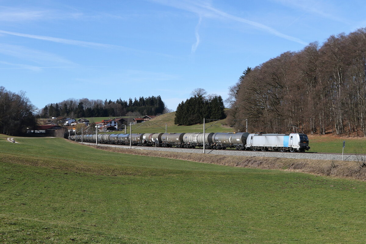 6193 806 von  RAILPOOL  mit einem Kesselwagenzug aus M�nchen kommend am 26. Februar 2026 bei Axdorf im Chiemgau.