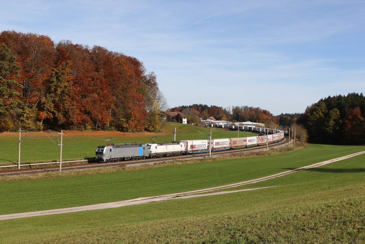 7193 903 und 6193 815 von  Railpool  mit einem  MARS-KLV  aus Salzburg kommend am 31. Oktober 2025 bei Axdorf im Chiemgau.