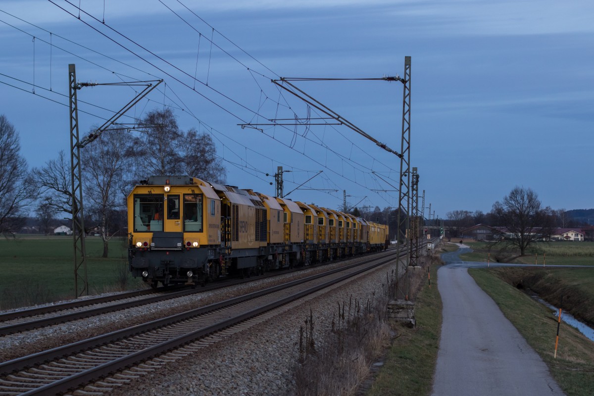 Bauzug der Schweizer Firma  Speno International  aus Salzburg kommend am 11. Dezember 2015 bei �bersee am Chiemsee.