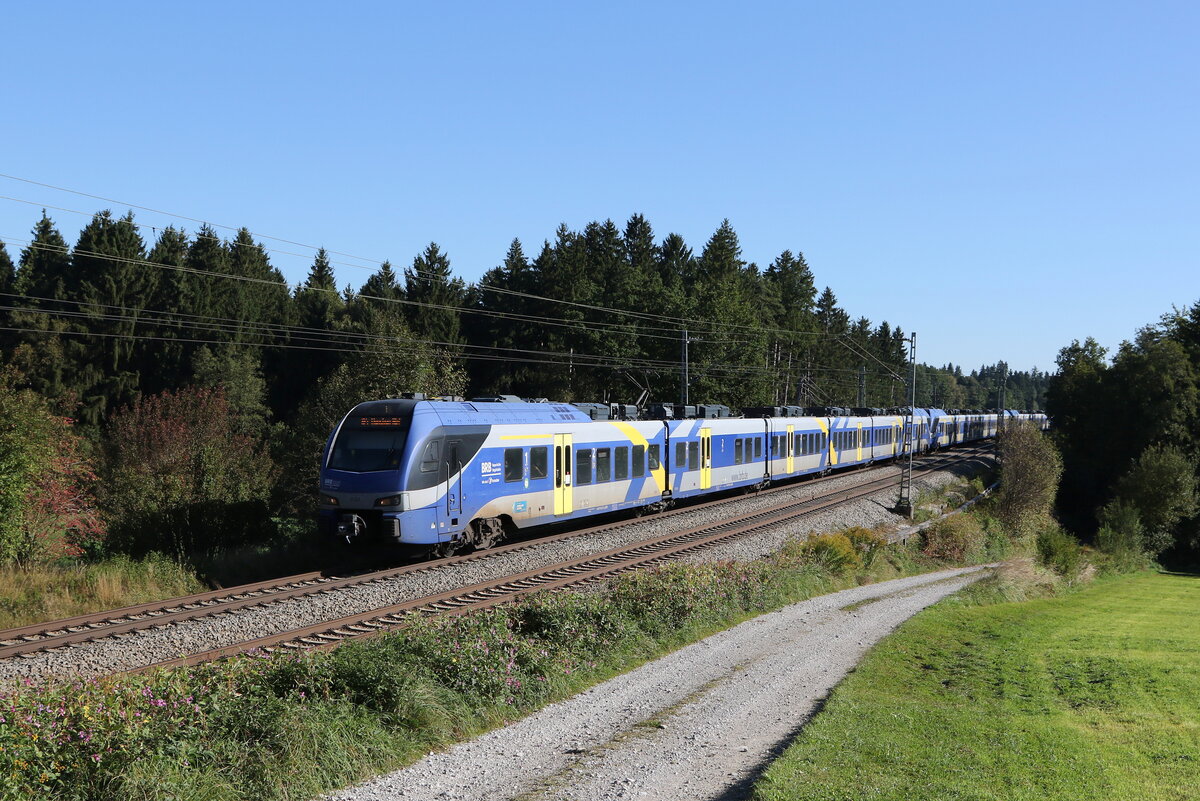 ET 321 war am 25. September mit zwei weiteren Garnituren bei Grabenst�tt im Chiemgau in Richtung M�nchen unterwegs.