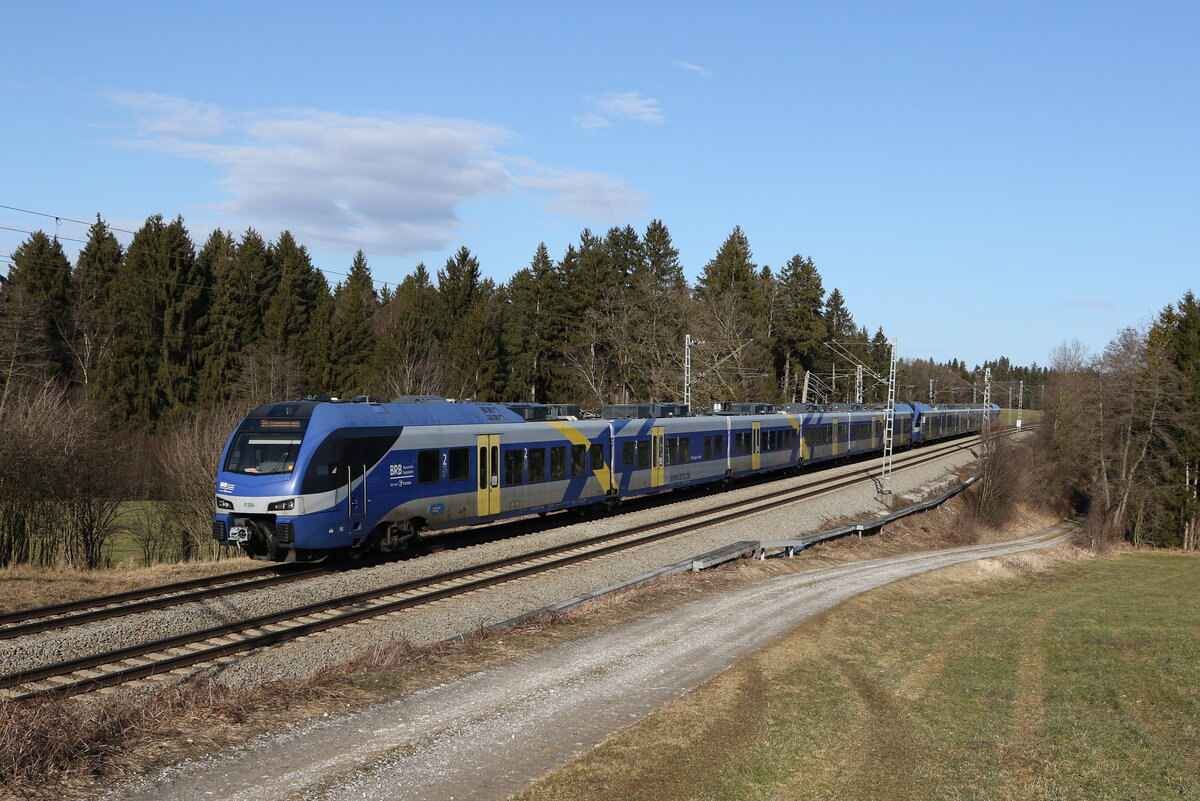 ET 324 aus Salzburg kommend am 14. Februar 2022 bei Grabenst�tt im Chiemgau.