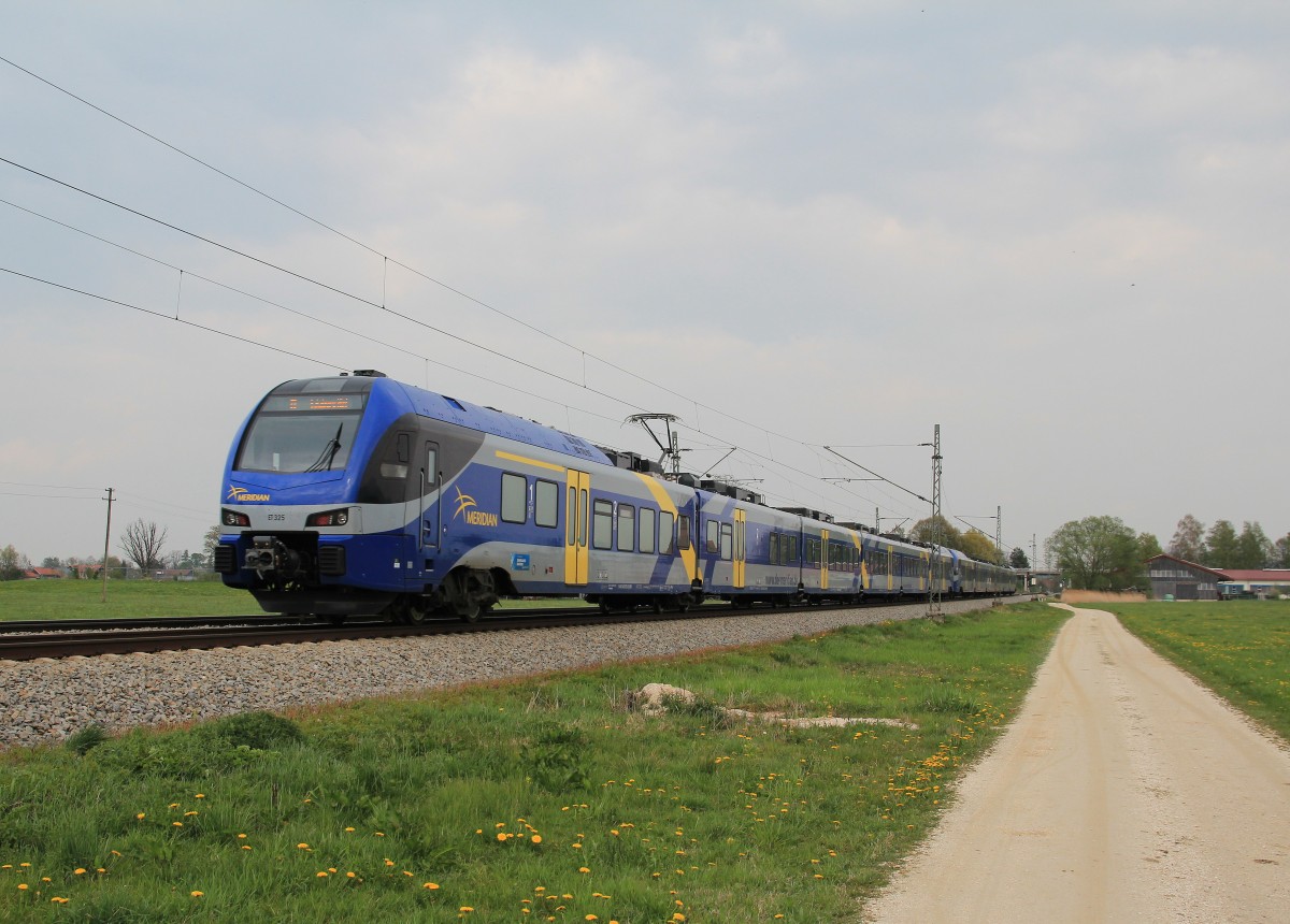 Et 325 am Ende einer Doppelgarnitur am 13. April 2014 kurz vor �bersee am Chiemsee.