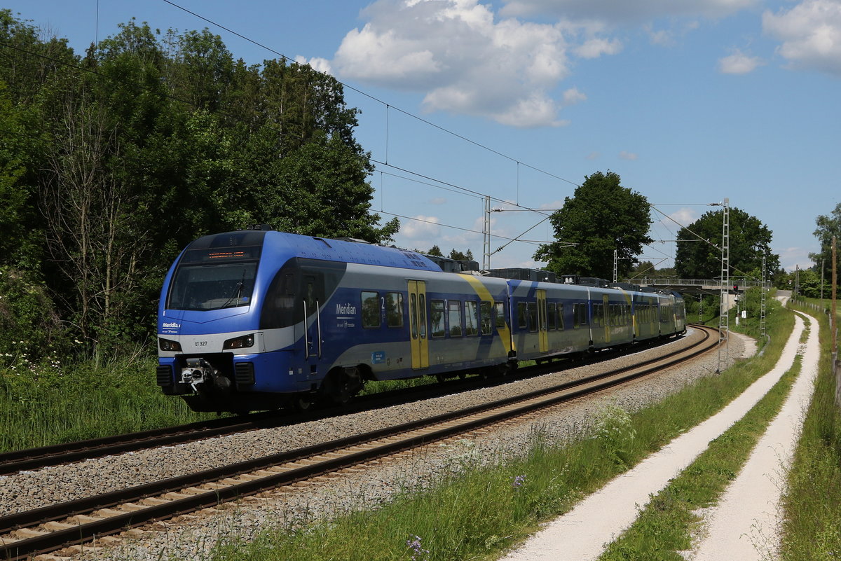 ET 327 war am 2. Juni 2020 von Salzburg nach M�nchen unterwegs. Aufgenommen bei Grabenst�tt im Chiemgau.