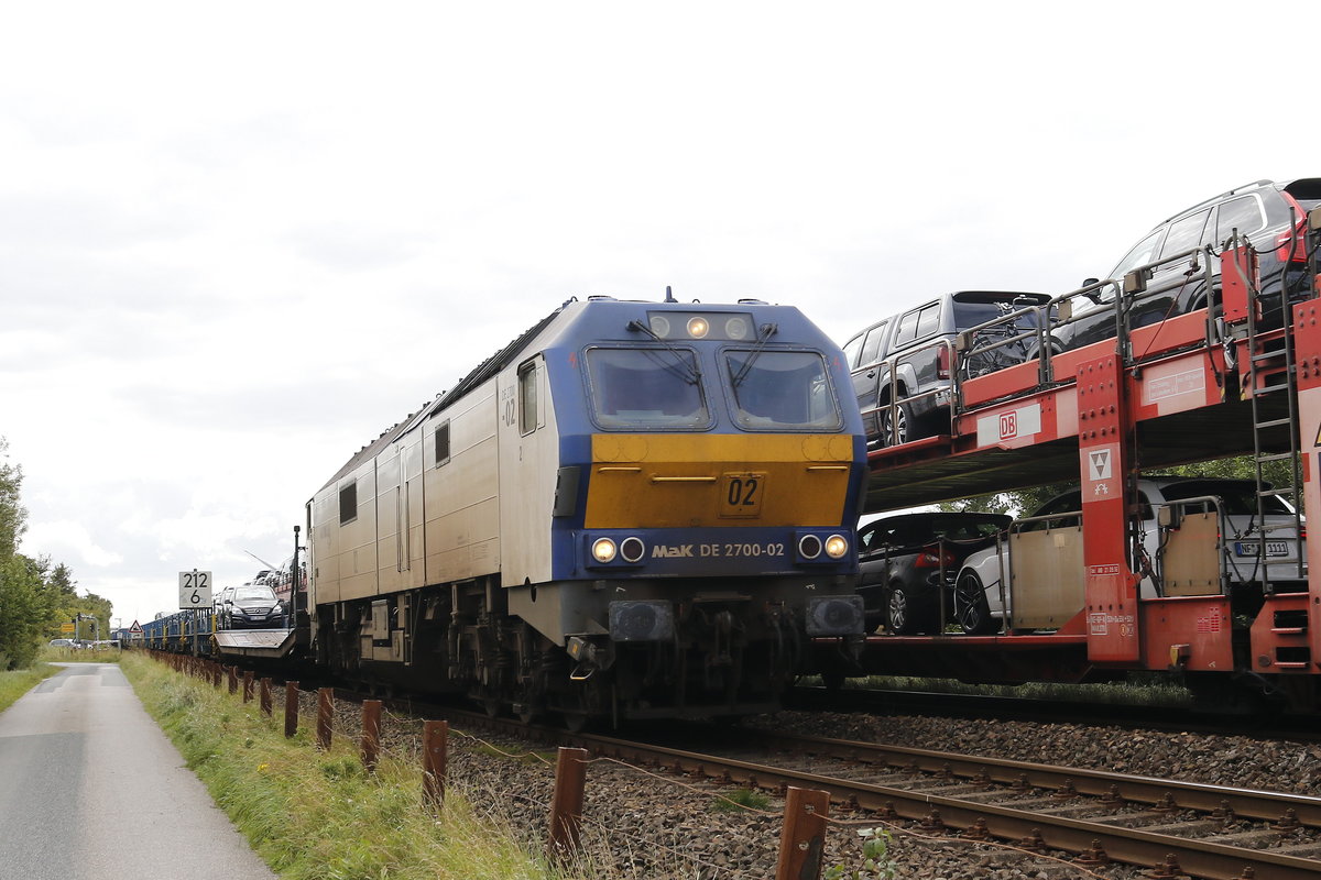 MAK DE 2700-02 mit einem Autozug am 13. August 2017 bei Klanxb�ll.