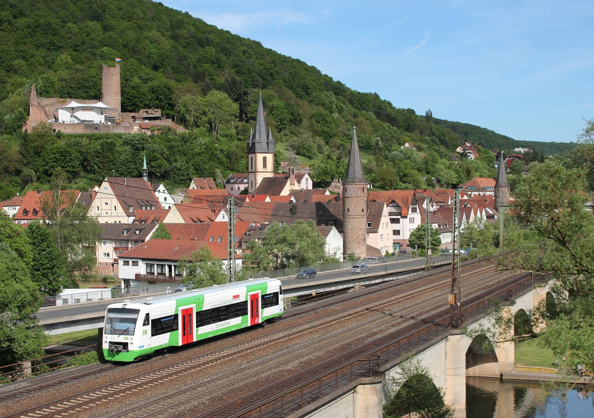 VT 007 bei der Ausfahrt aus Gem�nden am Main am 15. Mai 2015.