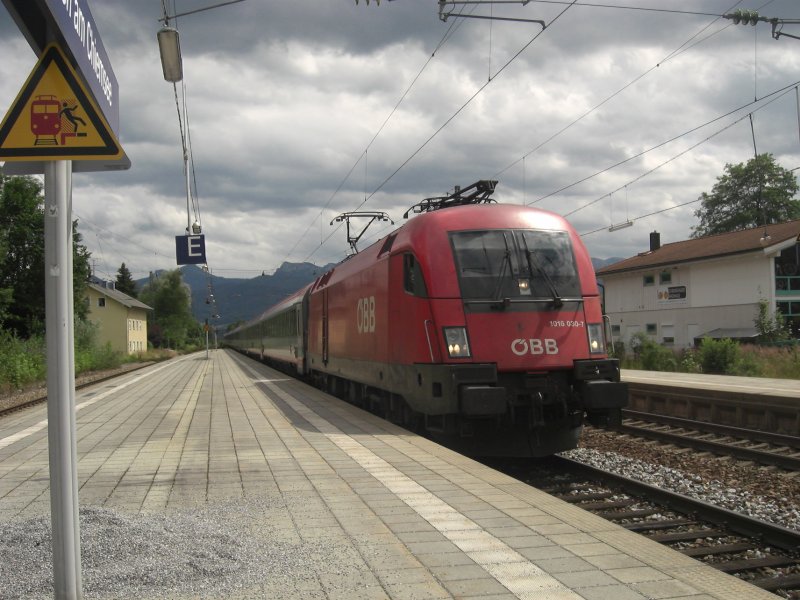 1016 030-7 bei der Durchfahrt des Bahnhofs von Prien am Chiemsee.
Aufgenommen am 10. Juli 2009.