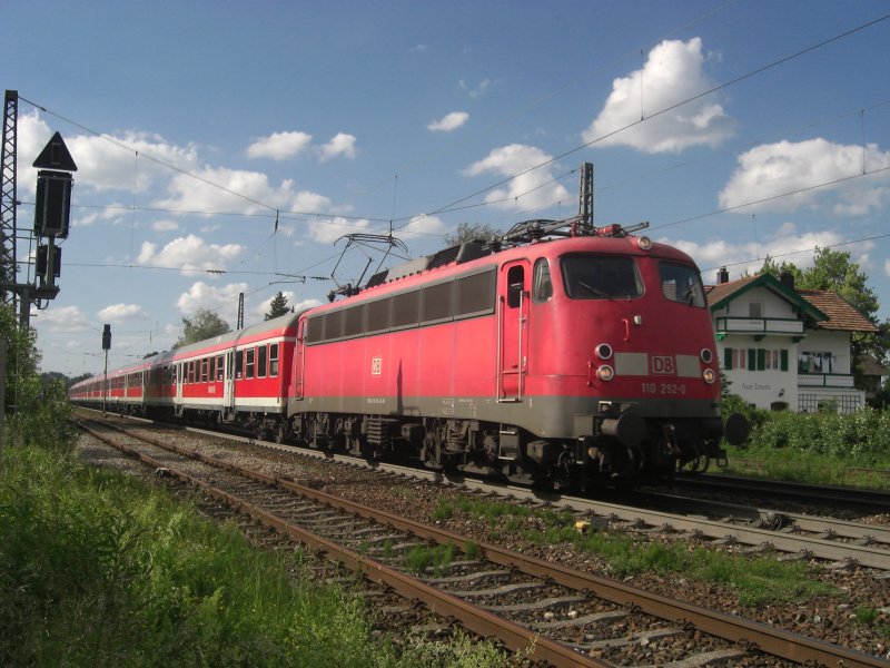 110 292-0 verl��t soeben den Bahnhof von Prien am Chiemsee in
richtung Salzburg. Aufgenommen am 3. Juni 2009.