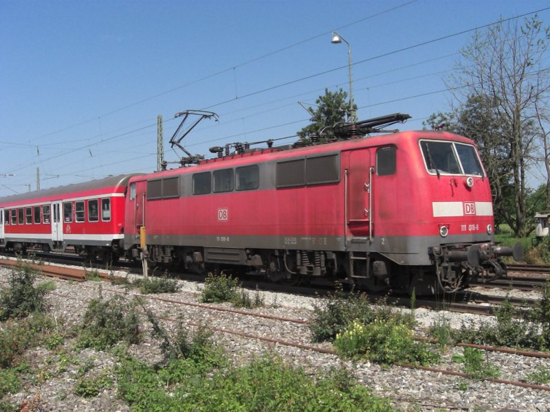 111 018-8 kurz nach der Ausfahrt aus dem �berseer Bahnhof. Foto-
grafiert am 28. Juni 2008.