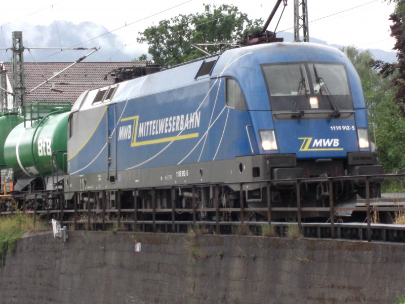 1116 912-5 der  Mittelweser-Bahn  bei einem Zwischenhalt im
Bahnhof von Prien am Chiemsee.