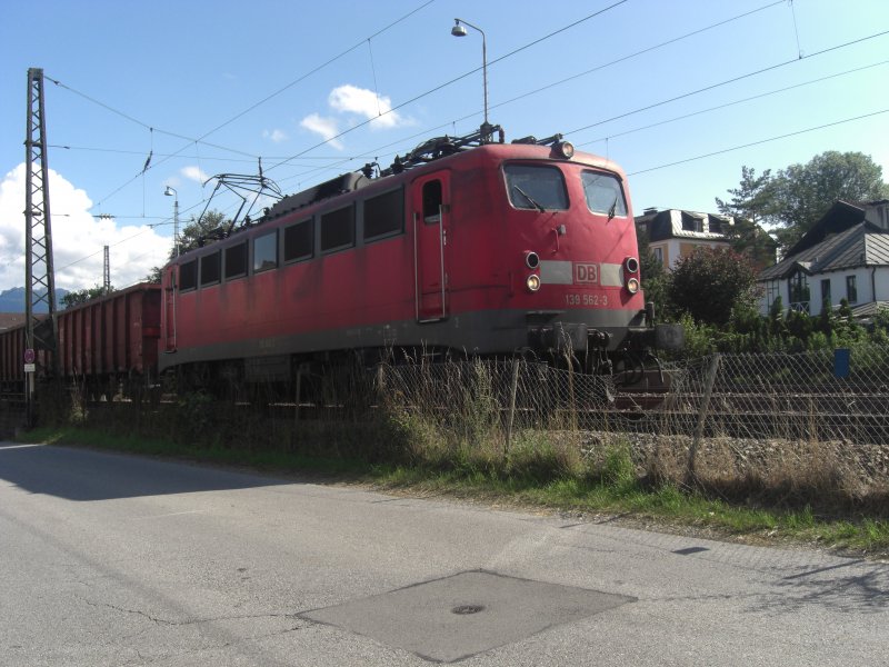 139 562-3 wartet am 6. Juli 2009 im Bahnhof von Prien am Chiemsee
auf gr�nes Licht f�r die Weiterfahrt.