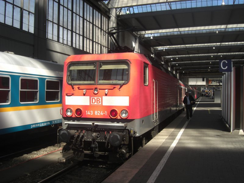 143 824-1 im M�nchner Hauptbahnhof kurz vor der Abfahrt am 31. Mai 2009 festgehalten,