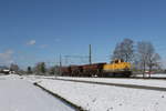 212 306 der  Bahnbau-Gruppe  war am 6. April 2021 mit drei Sch�ttgutwagen bei �bersee am Chiemsee in Richtung Freilassing unterwegs.