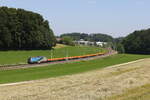 218 308 mit Flachwagen aus Freilassing kommend am 13. Juni 2025 bei Axdorf im Chiemgau.