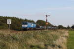 247 908  Debbie  zieht am 15. September 2023 bei Klanxb�ll einen Autozug nach Westerland/Sylt.