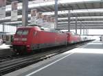 101 053-7 mit einer Schwesterlok im M�nchner Hauptbahnhof am 31.
