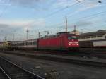 101 061-0 f�hrt bei der Einfahrt in den Salzburger Hauptbahnhof an einem Ungarischen  Taurus  vorbei.