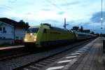 101 013-1 die  DOCUMENTA -Lok am 7.Juni 2012 am sp�ten Abend im Bahnhof von Prien am Chiemsee.