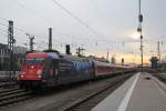 101 083-4 bei der Einfahrt in den M�nchner Hauptbahnhof am 26.
