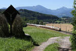 103 245 war mit einem Sonderzug am 19. Juli 2025 bei Vachendorf im Chiemgau in Richtung Salzburg unterwegs.
