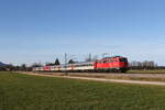 111 216 mit dem  Sn�lltarget-Skizug  auf dem Weg nach Salzburg am 14.