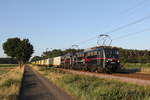 140 789 und 140 xxx waren am 26. Juni 2020 mit einem Schnittholzzug bei D�rverden in Richtung Brake unterwegs.
