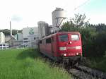 151 150-0 schiebt hier soeben einen G�terzug in das Zementwerk in  Rohrdorf/Oberbayern.