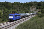 151 033 von  WIDMER RAIL SEVICE  mit einem Kesselwagenzug am 9. August 2022 bei Sollnhofen im Altm�hltal.