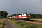 243 822 und 155 119 mit einem Schnittholzzug am 27. Juni 2020 bei D�rverden.