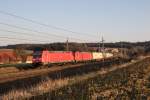 185 352-2 und 185 243 mit einem gemischten G�terzug am 18.