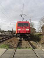 185 340-7 wartet vor dem noch offenen Bahn�bergang auf die Weiterfahrt.