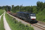 189 909 war mit einem gemischten G�terzug am 17. August 2023 bei Sossau in Richtung Freilassing unterwegs.