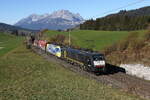 189 927 und 198 912 mit einem gemischten G�terzug aus W�rgl kommend am 4. November 2024 bei Fieberbrunn.