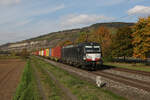 193 871 von  MRCE  mit einem Containerzug aus Gem�nden kommend am 12. Oktober 2022 bei Th�ngersheim am Main.