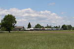 7193 613 war mit einem Kesselwagenzug am 13. Mai 2026 bei �bersee am Chiemsee in Richtung M�nchen unterwegs.