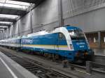 183 001 ist soeben in den M�nchner Hauptbahnhof eingefahren.