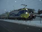 Lokomotion BR 189 912 RT bei leichtem Schneefall am 26.01 2011  im Bahnhof von Prien, mit einem G�terzug aus der T�rkei.