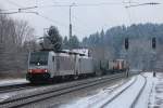 186 281-2 mit einem G�terzug aus M�nchen kommend im Bahnhof von Assling am 21.