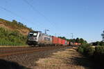 187 508 von  METRANS  mit einem Containerzug aus W�rzburg kommend am 6. August 2022 bei Himmelstadt.