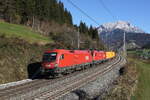 1016 024 und 1016 021 mit einem gemischten G�terzug auf dem Weg nach W�rgl.