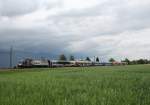 1116 248-6 mit dem  Red Bulletin Fashion Train  vor einem herannahendem Gewitter am 9.