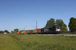 193 605 der  WLC  mit einem Containerzug aus M�nchen kommend bei �bersee am Chiemsee.